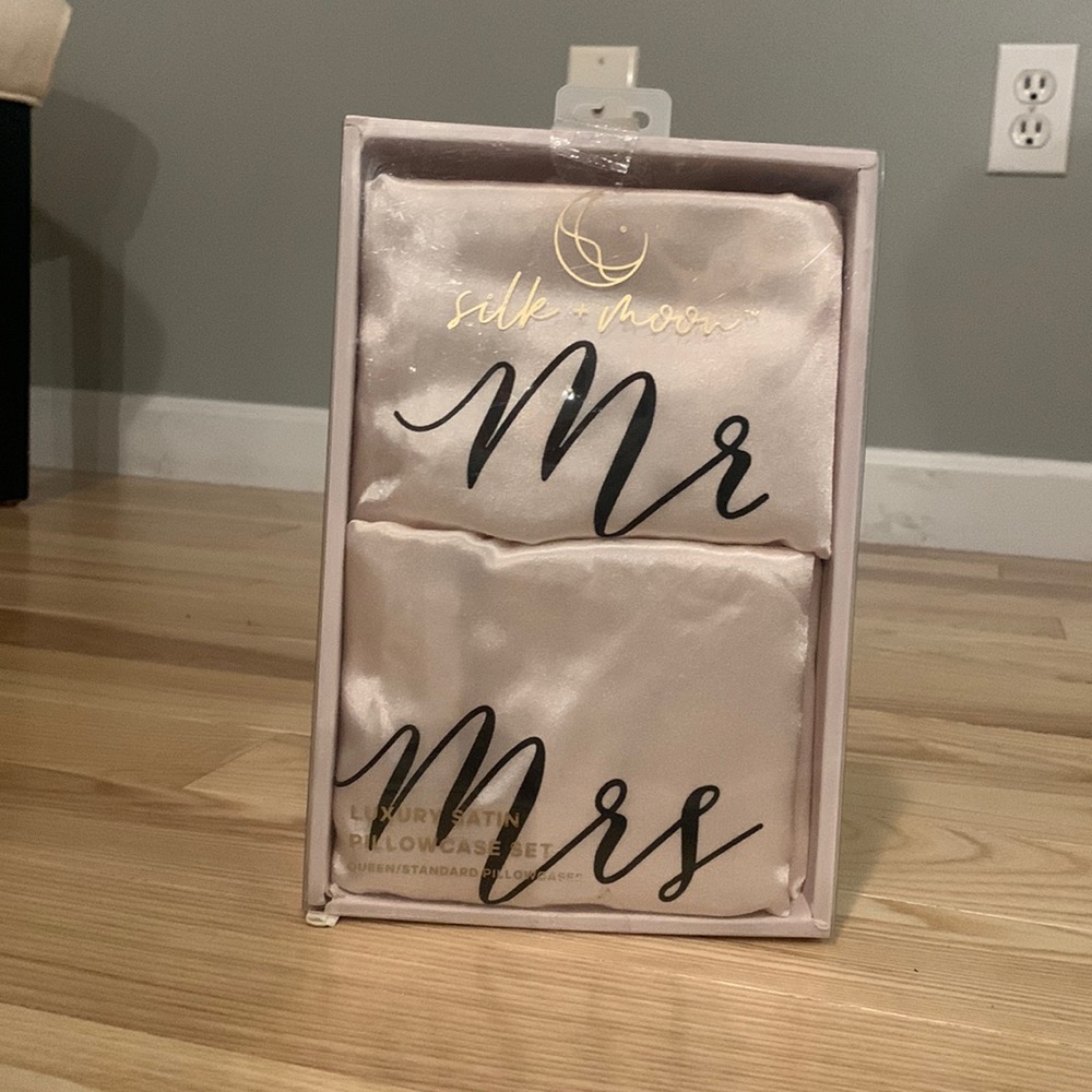 Satin Pillowcase Set Mr. & Mrs.